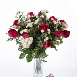 Rosas vermelhas e complementos de flores campestres variadas