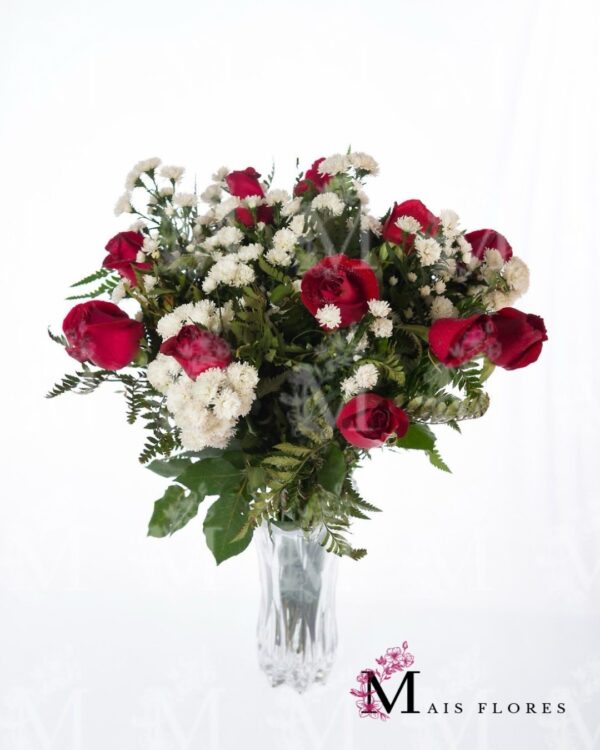 Rosas vermelhas e complementos de flores campestres variadas