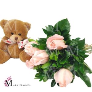Te adoro! Delicado buque de 6 rosas e pelúcia