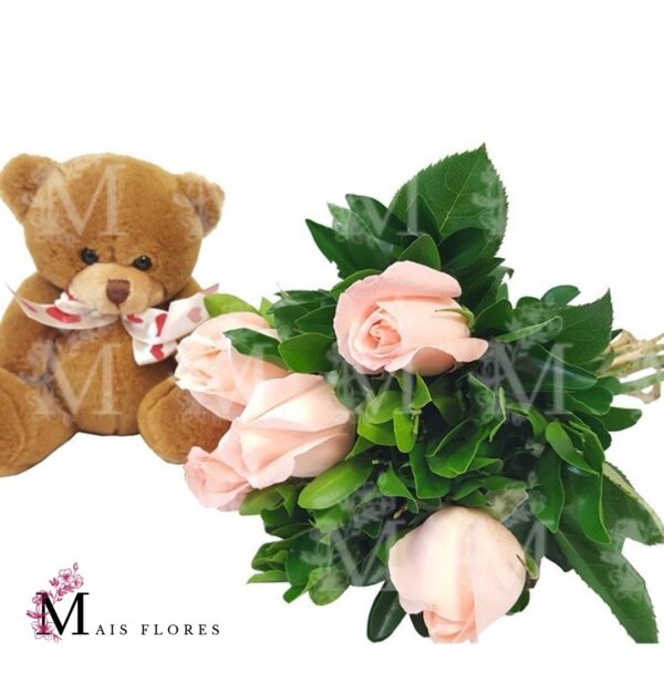 Te adoro! Delicado buque de 6 rosas e pelúcia
