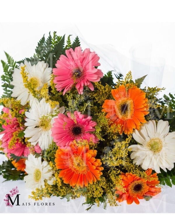 Bouquet  Gérrberas coloridas e complementos de flores campestres variadas - Imagem 2