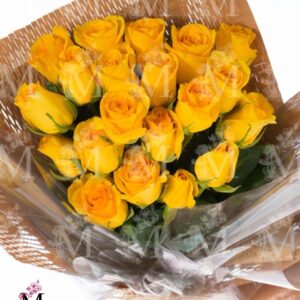 Lindo 18 rosas amarelas  embaladas em tela especial