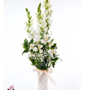 Delicadeza em vidro  com flores nobres brancas