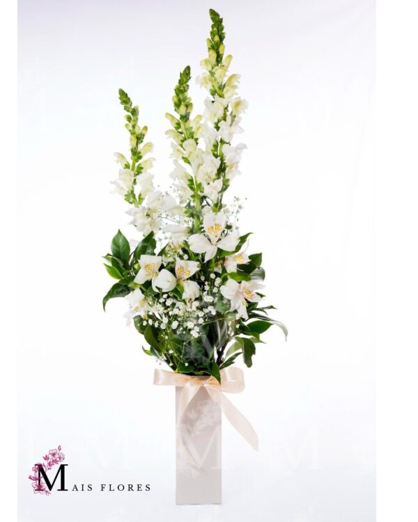 Delicadeza em vidro  com flores nobres brancas