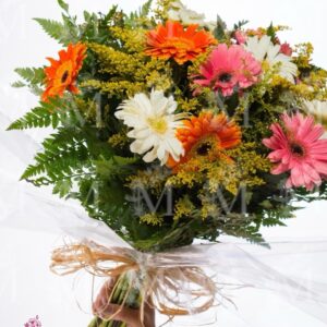 Bouquet  Gérrberas coloridas e complementos de flores campestres variadas