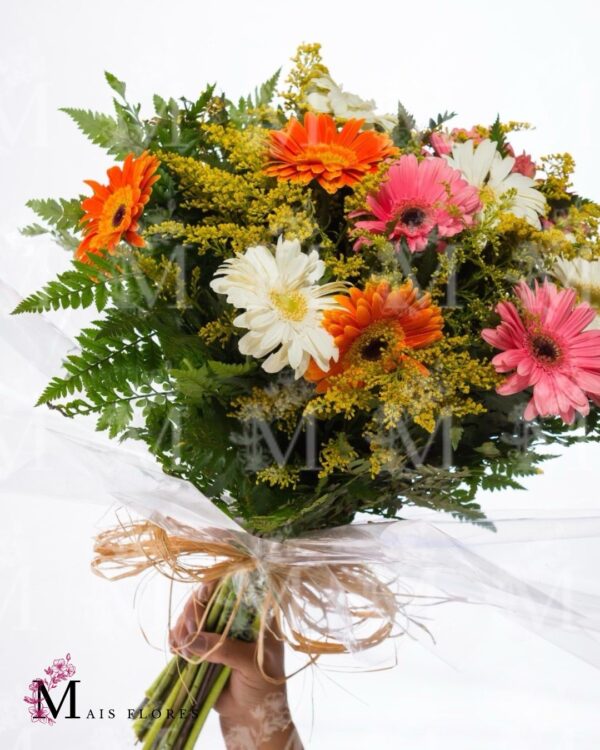 Bouquet  Gérrberas coloridas e complementos de flores campestres variadas