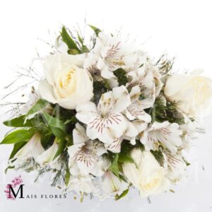 Delicado de Rosas e astromelias brancas