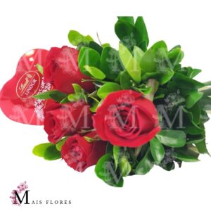 Delicado buque de 6 rosas  e folhagenscom lindt 4 bombons
