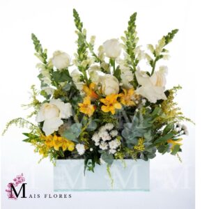 Box de vidro  com flores nobres brancas e amarelas