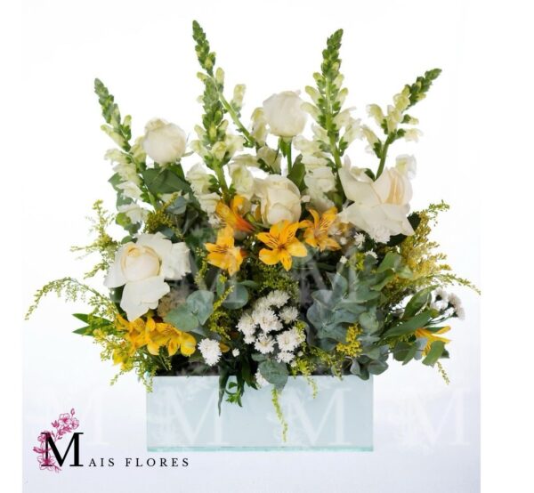Box de vidro  com flores nobres brancas e amarelas