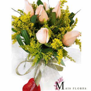 Delicado buque de 6 rosas e folhagens com 4 bombons
