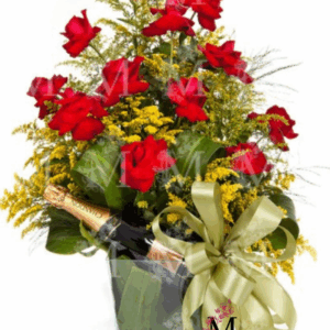 Rosas Colombianas e complementos de flores e folhagens com espumante em peça de vidro