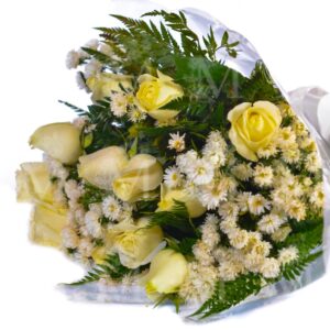 Buquê 12 rosas nacionais brancas e complementos variados