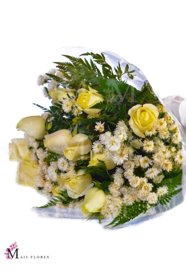 Buquê 12 rosas nacionais brancas e complementos variados