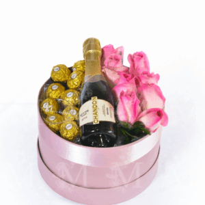 Pra te mimar! Linda caixa com bombons, espumante e rosas. Consulte cores disponíveis no dia.