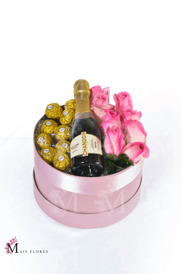 Pra te mimar! Linda caixa com bombons, espumante e rosas. Consulte cores disponíveis no dia.